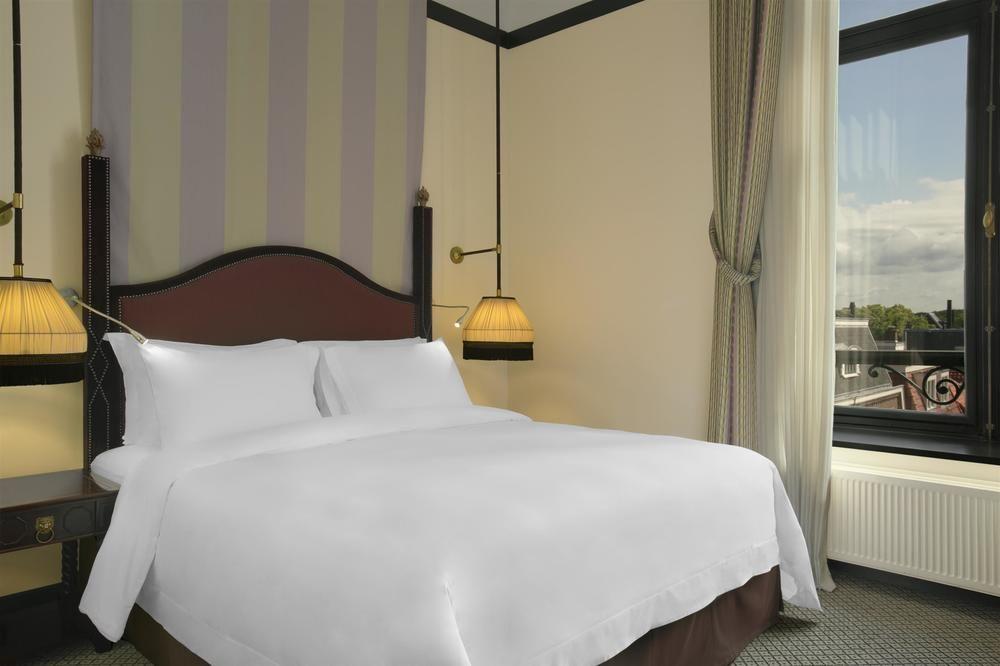 Hotel Des Indes Den Haag Exterior foto A guest room at the hotel