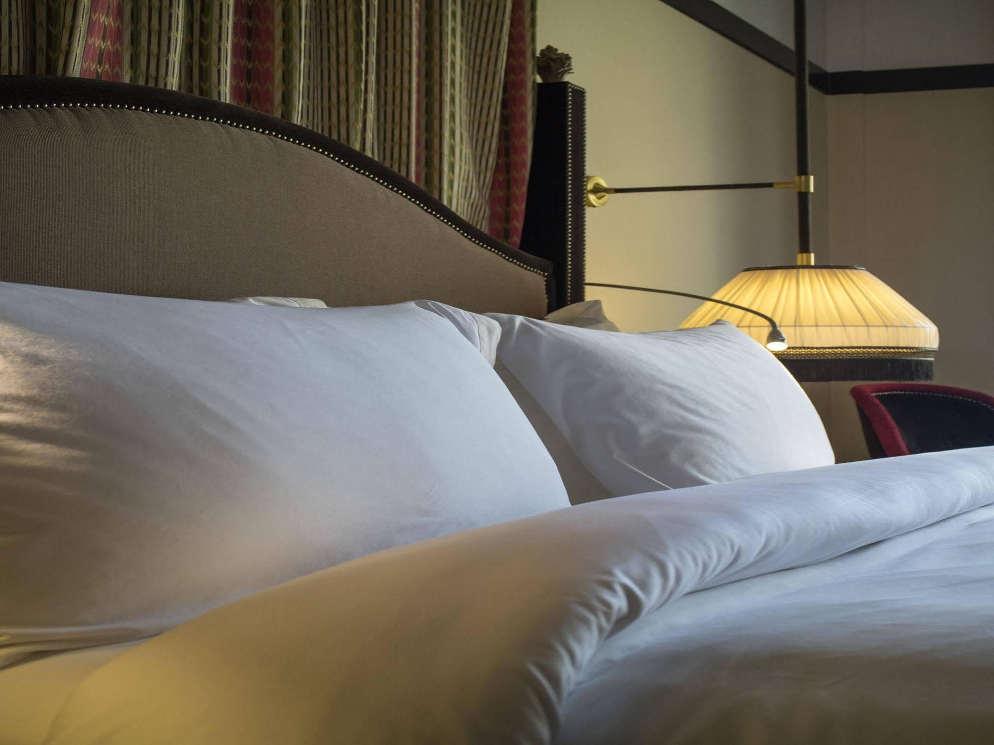 Hotel Des Indes Den Haag Exterior foto A bed with two pillows