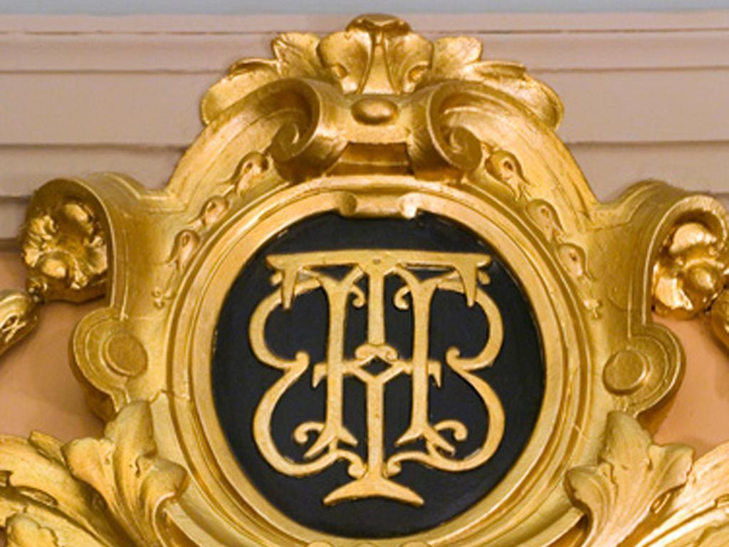 Hotel Des Indes Den Haag Zimmer foto The monogram of the Prince of Wales on the fireplace at the Long Room, Windsor Castle