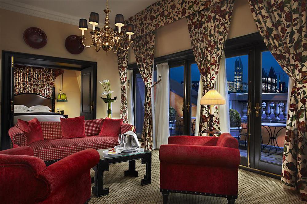 Hotel Des Indes Den Haag Zimmer foto A suite at the InterContinental Berlin
